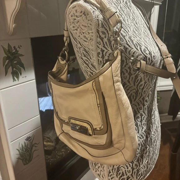 Cream Coach Shoulder Bag - Picture 3 of 13